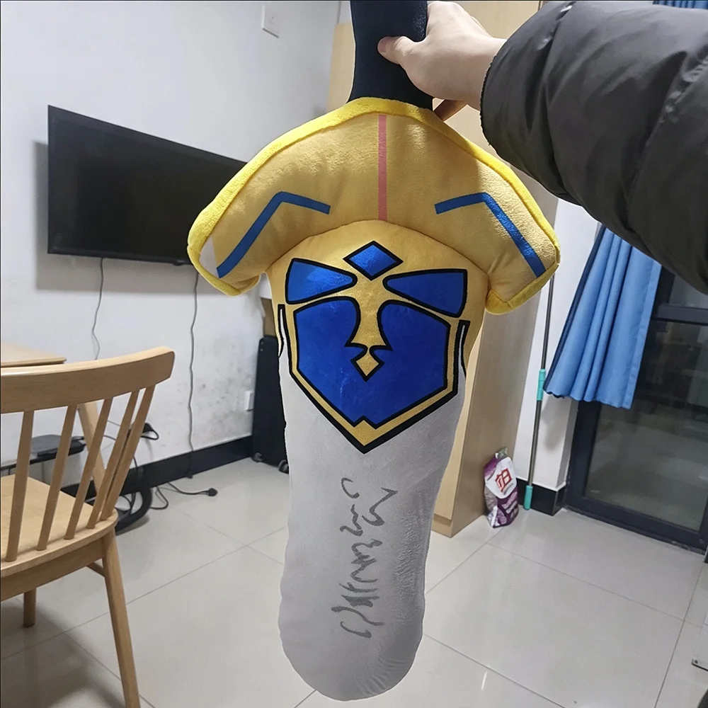 Фото Кукла для косплея Альтрии Пендрагон из игры Fate Stay Night, плюшевая хлопковая кукла с мечом Экскалибур, декоративная подушка, коллекционный предмет для украшения комнаты. №3