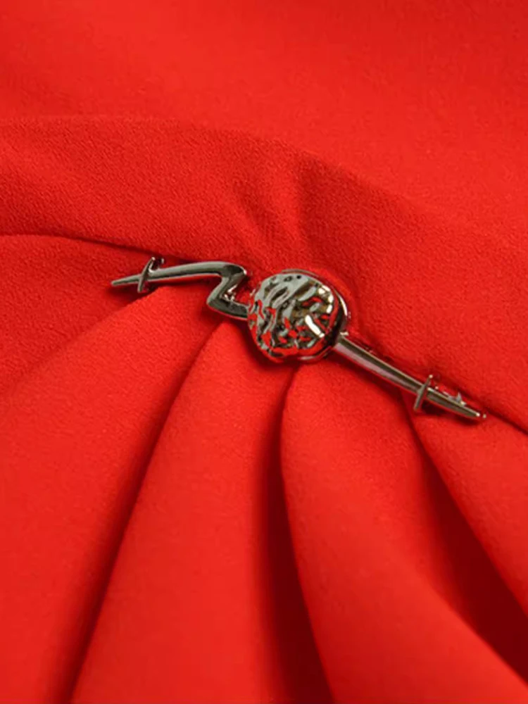 Женское платье-карандаш с круглым вырезом коротким рукавом и складками