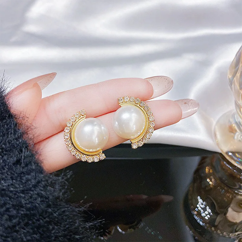 

S925 silver needle crescent pearl women's Earrings French simple temperament personality full diamond trend Korean new jewelry