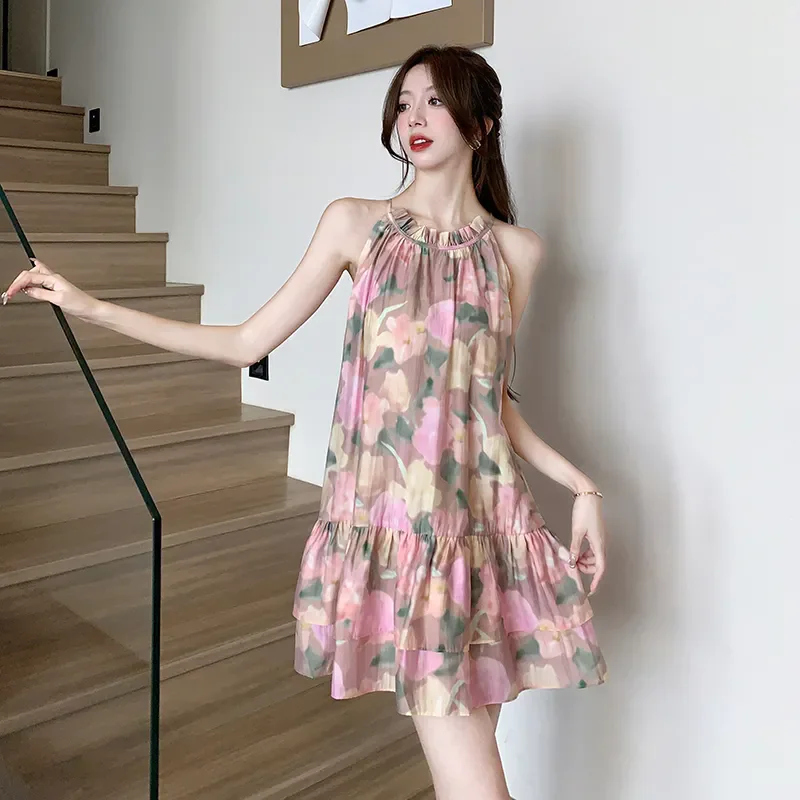 Летнее женское платье без рукавов с оборками на шнуровке и цветочным принтом для