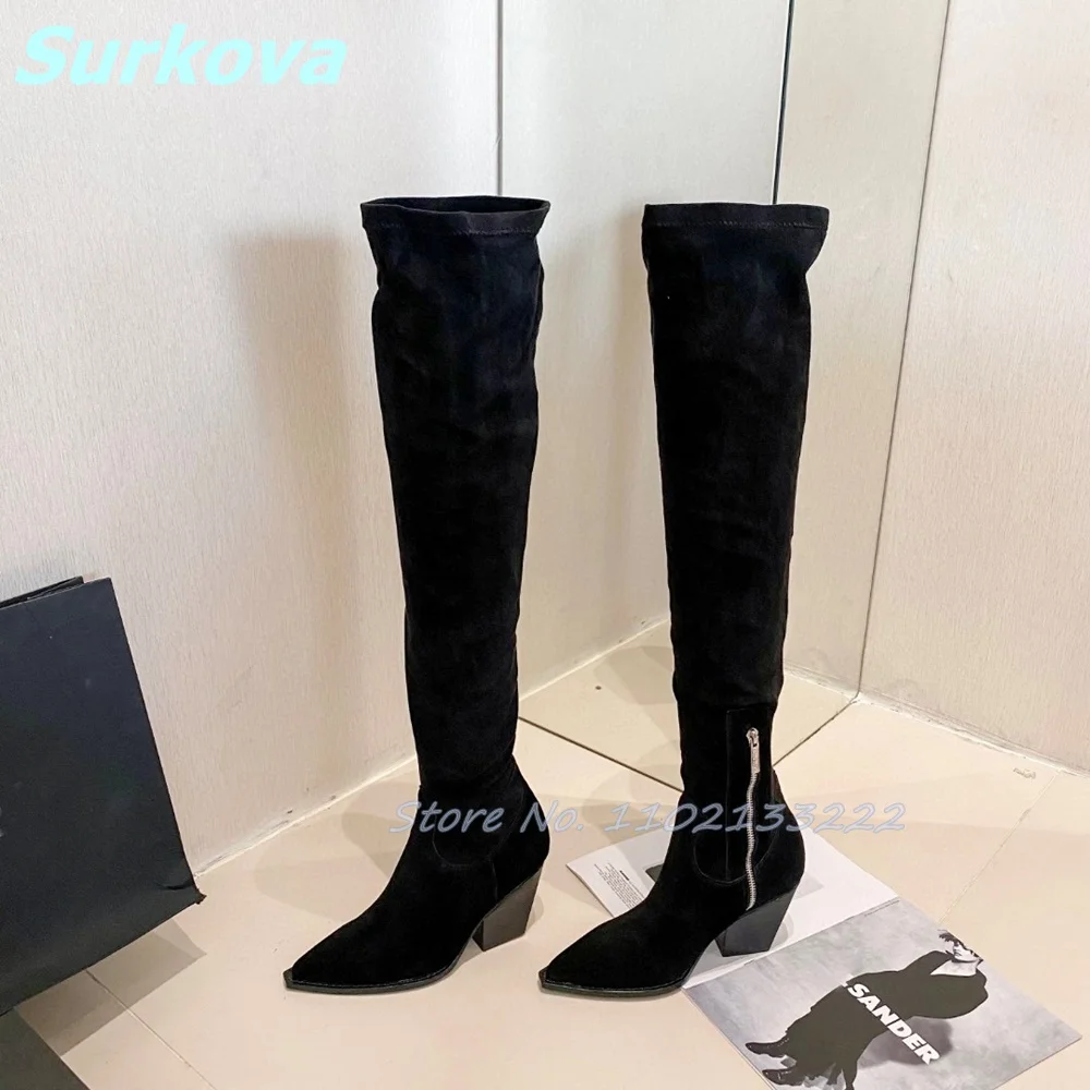 Замшевые ботфорты с острым носком на высоком квадратном каблуке и боковой