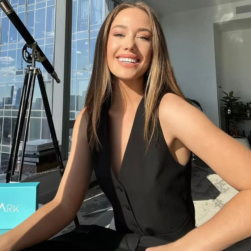 Женский короткий топ на пуговицах без рукавов