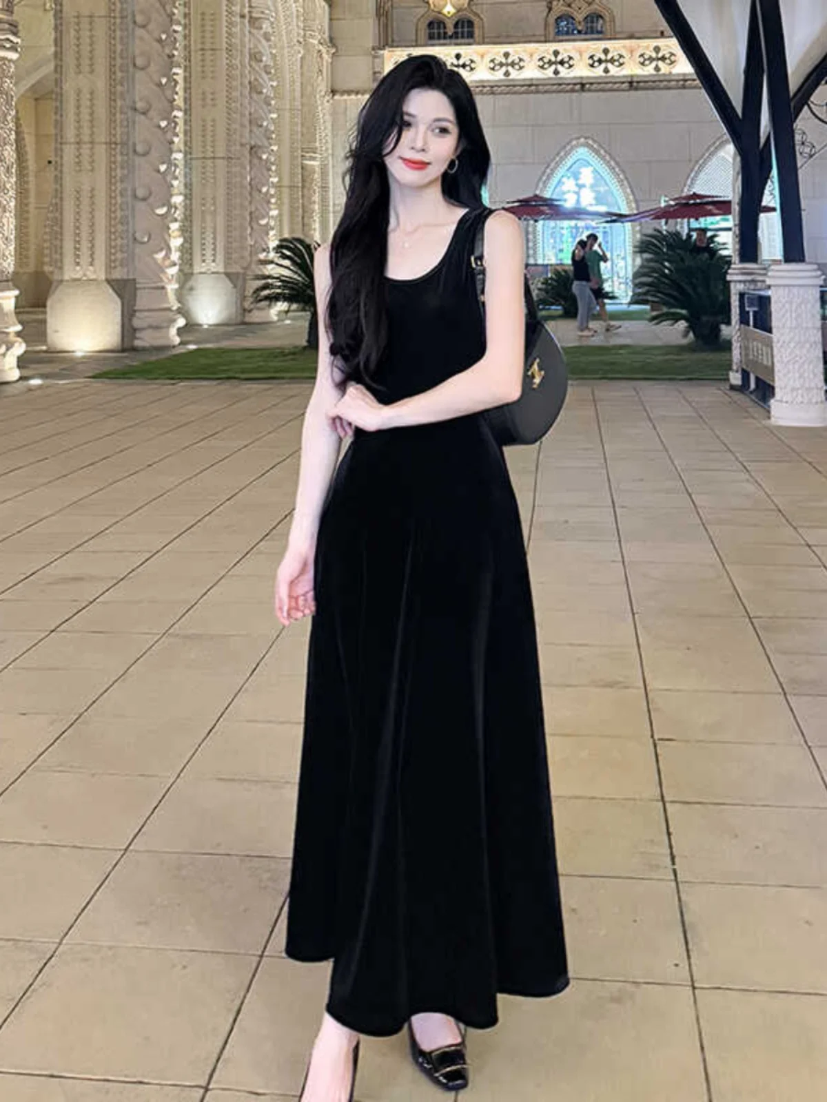 Черное золотое бархатное платье на бретельках для женщин новинка 2024