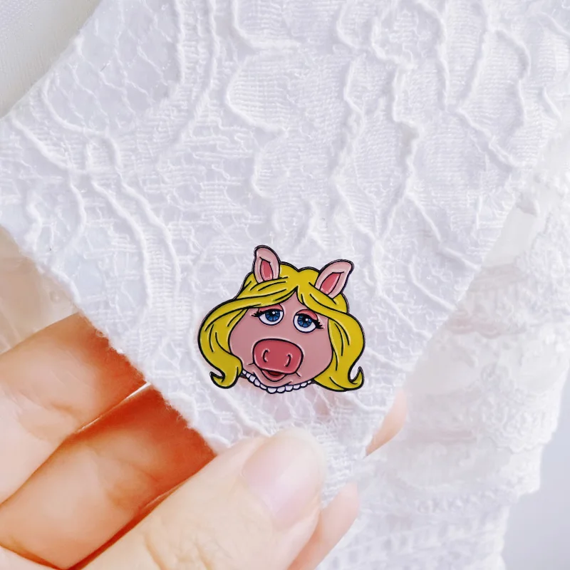 Эмалированная брошь с изображением героев шоу мисс свиньи Классическая