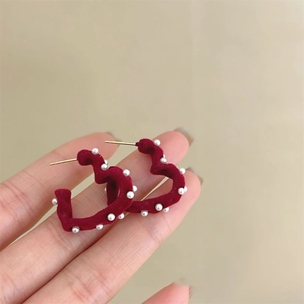 Красные бархатные серьги-гвоздики в форме сердца с жемчугом