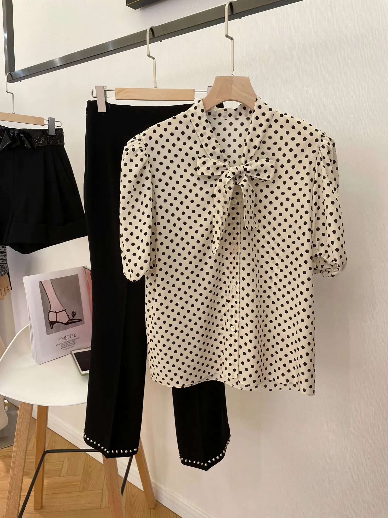 

2022 early spring new women's V-neck bow bubble sleeve wave dot silk shirt