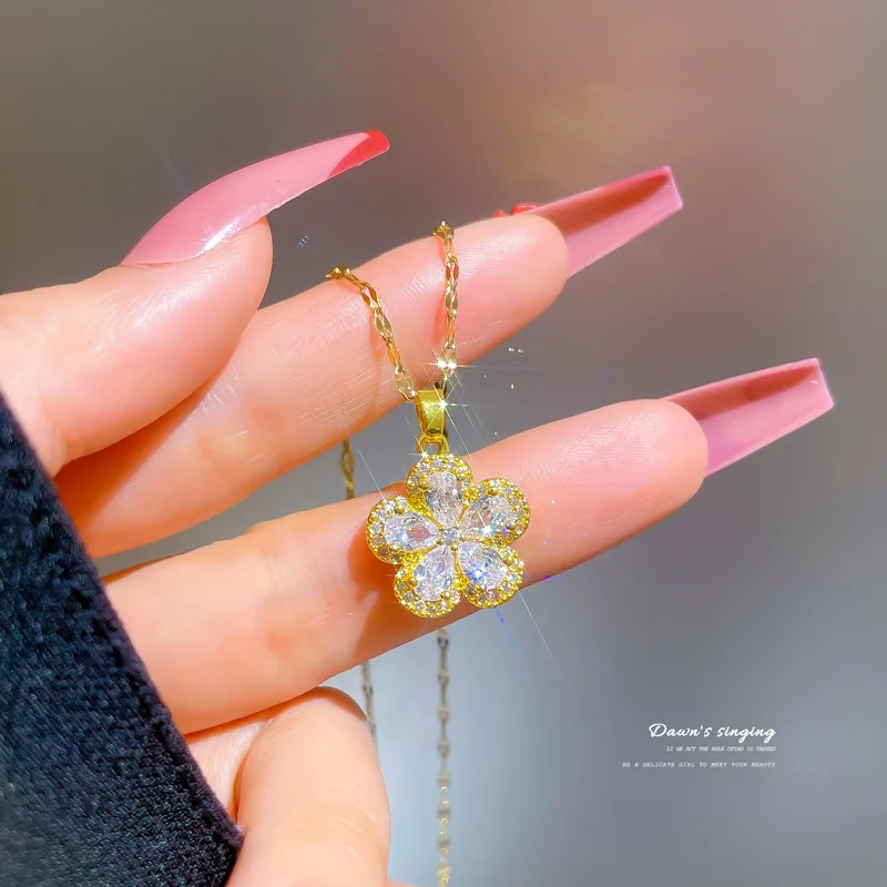 

[Titanium Steel] Light Luxury Micro Gold Zircon Five-leaf Flower Necklace For Women New Clavicle Chain Light Luxury Niche Design