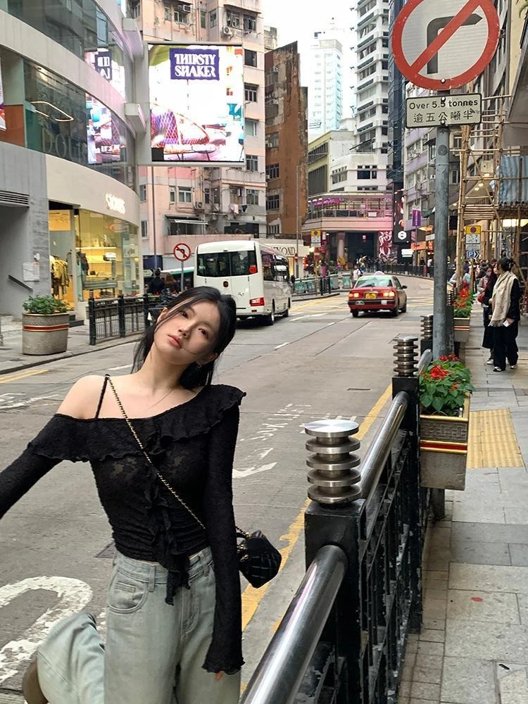 Блузка женская с косым воротником открытыми плечами и оборками