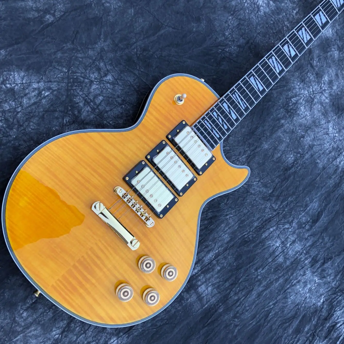 

Electric Guitar,Gold Hardware.High Quality 3 Pickups.Tiger Flame Top Mahogany Body Handmade 6 Stings gitaar