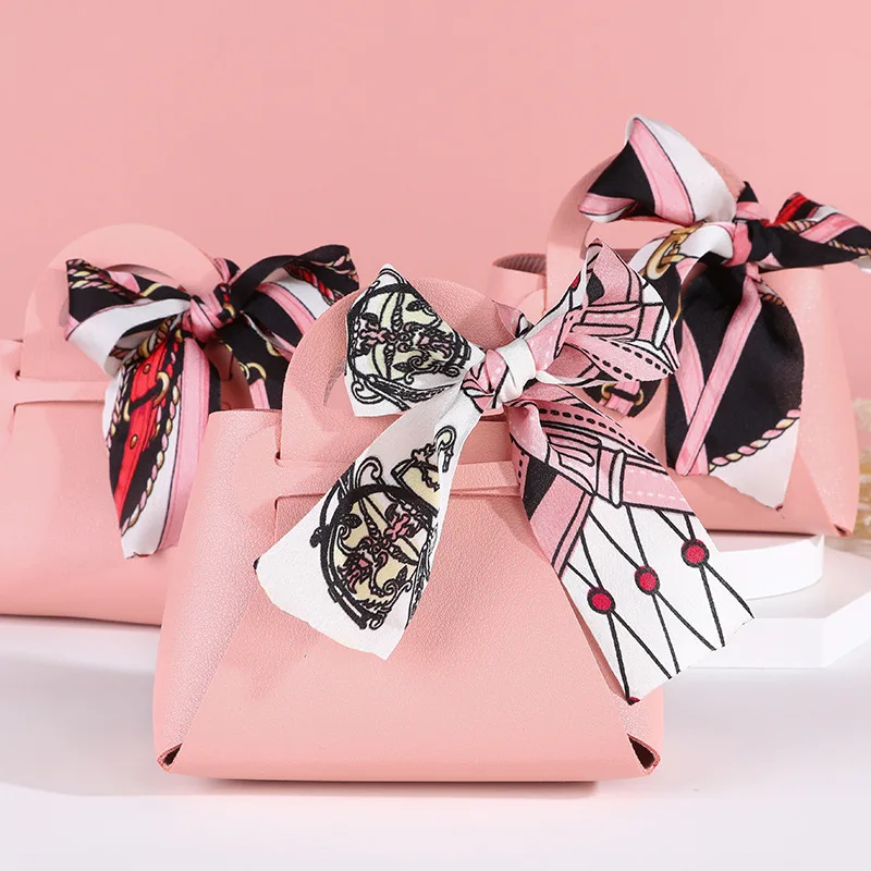 

10PCS Leather Gift Bags Bow Ribbon Packaging Bag Wedding Favour Distributions Bags Candy Packaging Box Mini Handbag شنط توزيعات