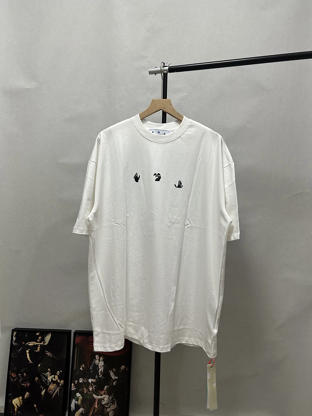 Фото Модная уличная брендовая футболка Abloh высокого качества, новые футболки с круглым вырезом и короткими рукавами с принтом логотипа, мужские и женские повседневные футболки №2