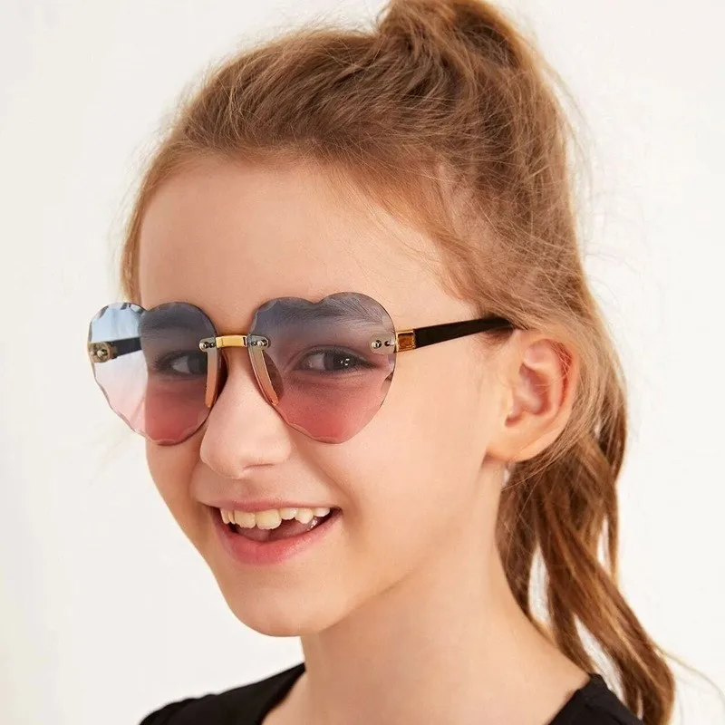 

Новинка 2022, стильные детские милые Солнцезащитные очки без оправы, модные детские розовые солнцезащитные очки с градиентом, очки UV400 для мал...