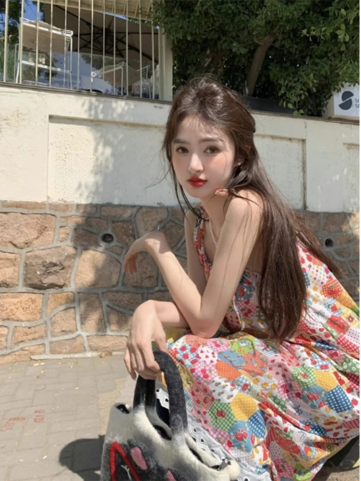 Женское платье на бретельках с цветочным принтом