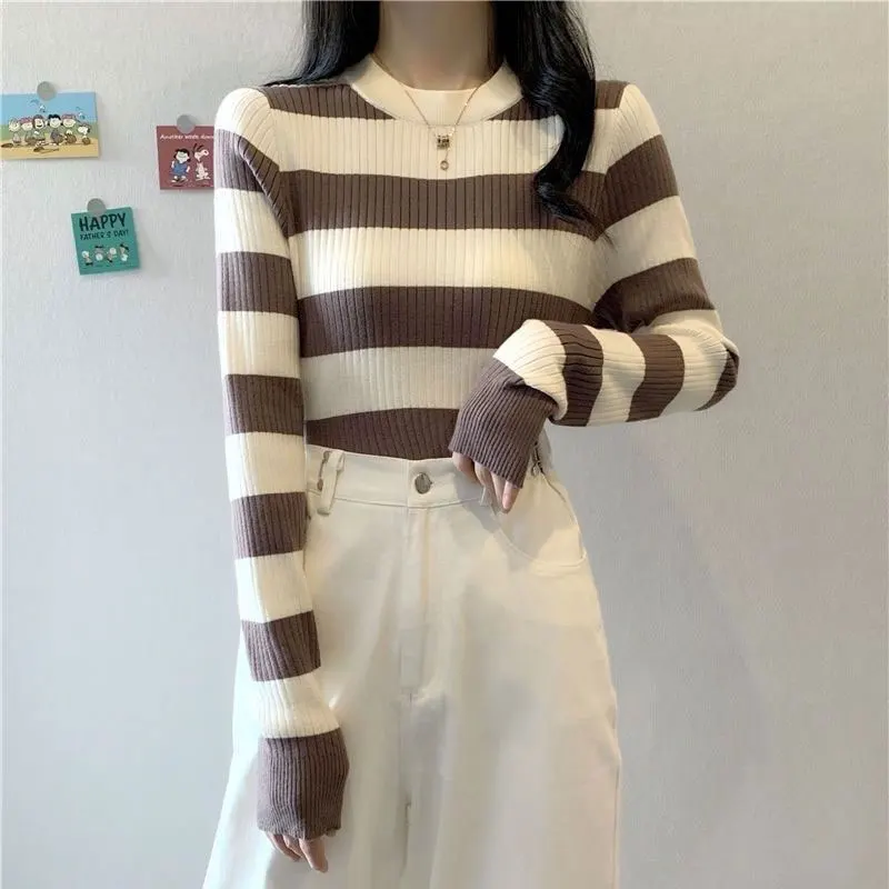 Пуловер женский трикотажный базовый с длинным рукавом и круглым вырезом