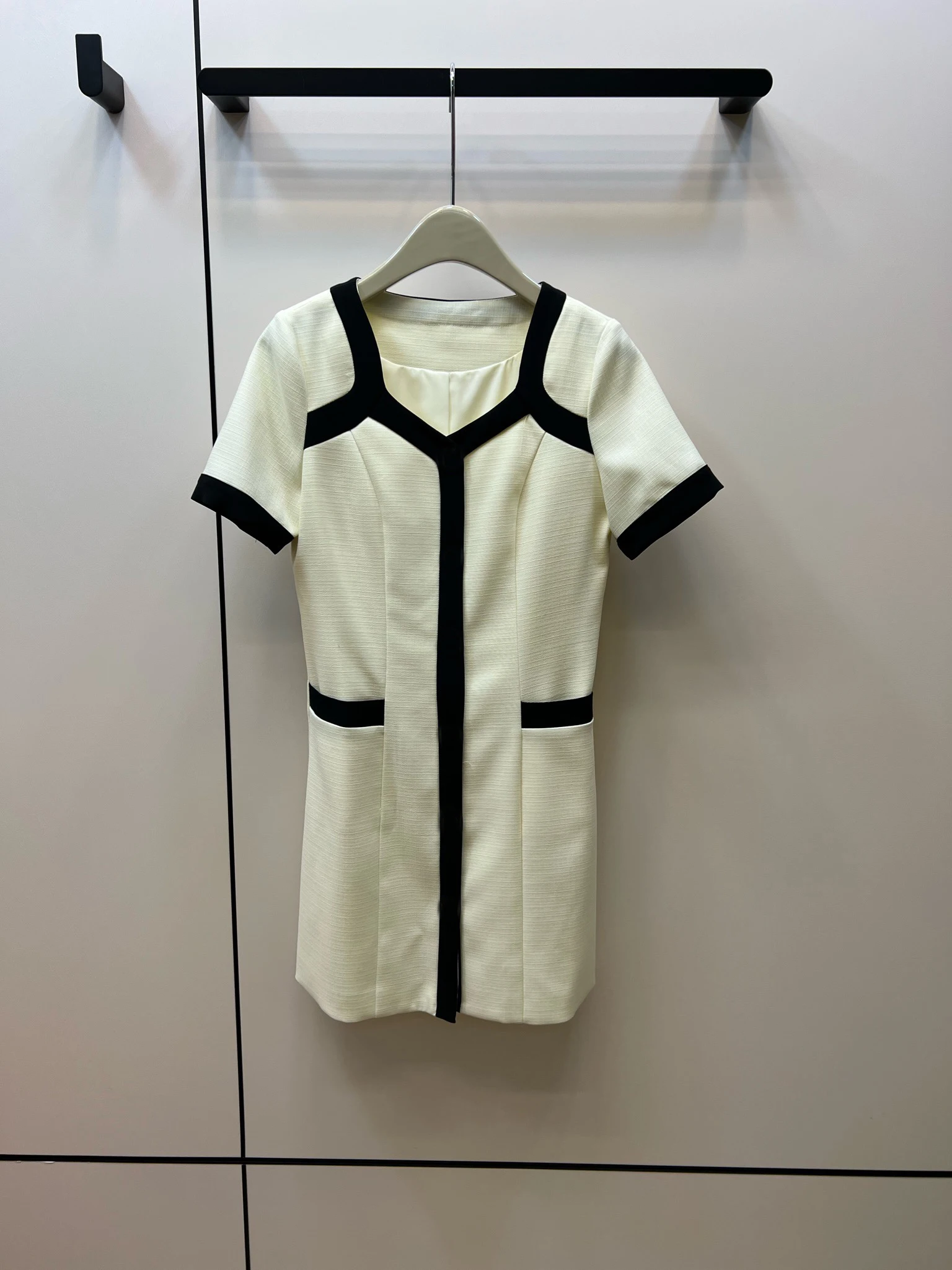 

Новое французское платье с боковыми карманами, простое придающее стройность, эффектное снижение возраста