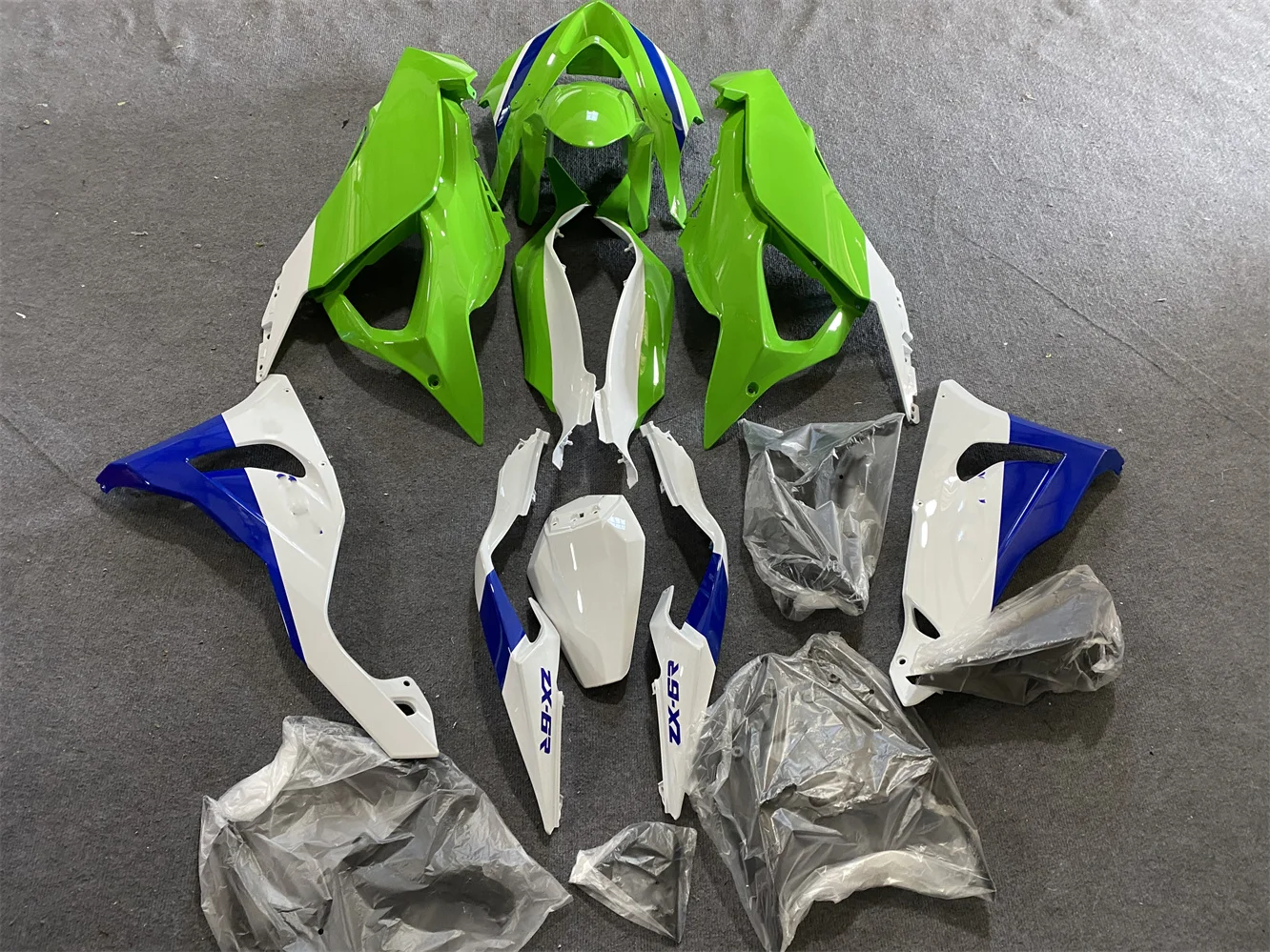 Фото Обтекатель мотоцикла подходит для обтекателя кузова ZX-6R 2024 и 2025-6R 636 24 25 с зелеными и белыми мотоциклетными капсулами. №3