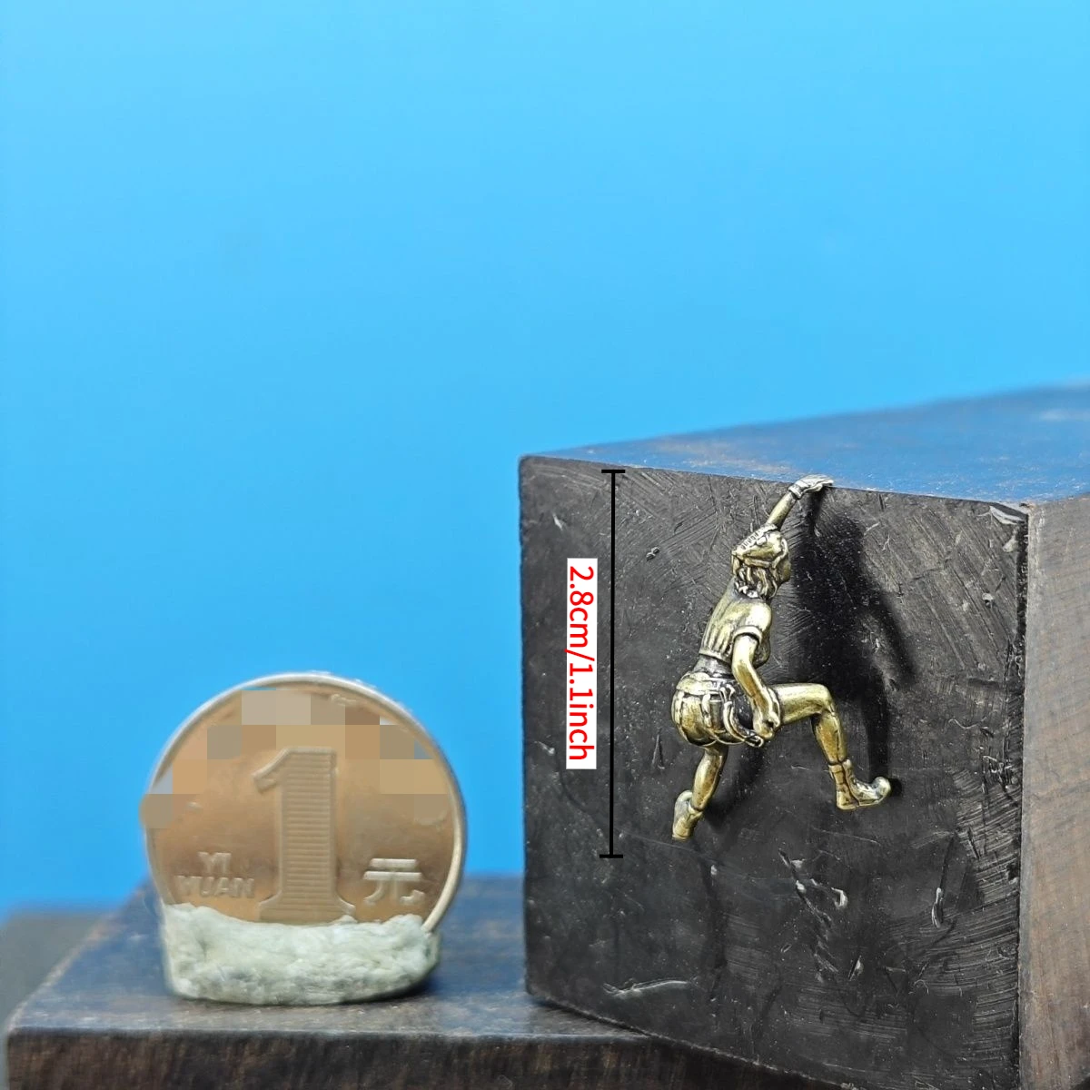 

Миниатюрная латунная фигурка альпиниста