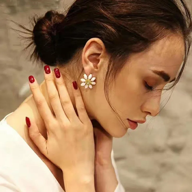 

Brand New Fashion Style Accessories Sweet White Sunflower Earring Ear Studs with Little Daisies Stereo Petals Golden Stamen