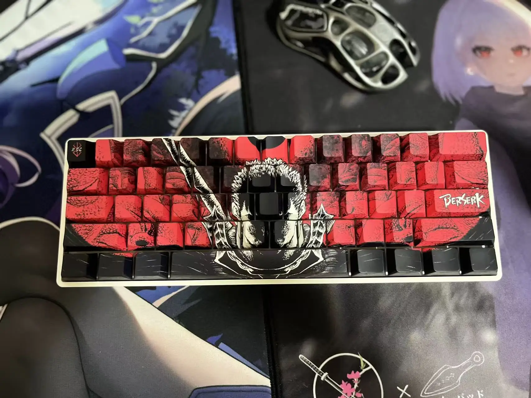 Фото Черные кейкапы Black Berserk Guts Cherry PBT с пятисторонней сублимацией, игровые кейкапы с анимационным дизайном для механических клавиатур 60, 64, 68, 75, 87 №4