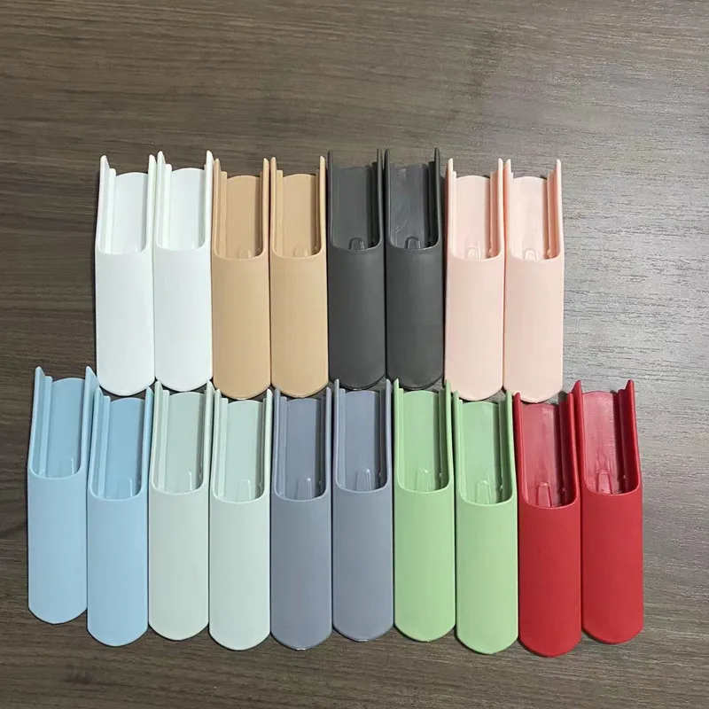 Стул для обеда Ins с длинной поддержкой ног и расширенными защитными аксессуарами, а также стол Tripp Trapp.