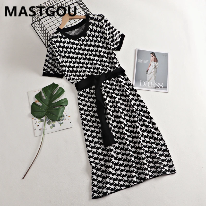 

Женское трикотажное платье с коротким рукавом, до колена