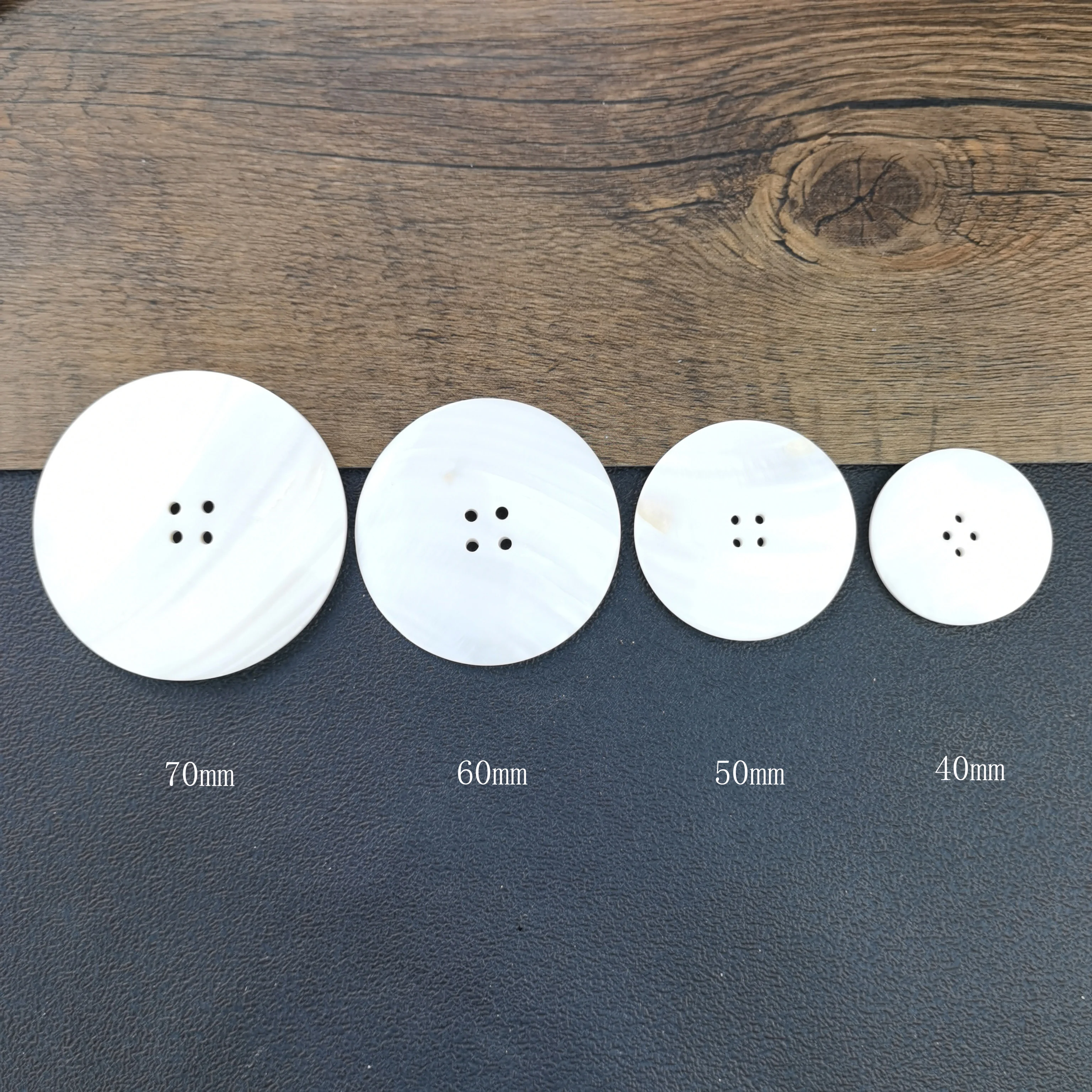 Швабра с перламутром круглая из натуральной ракушки белая 2 и 4 отверстиями