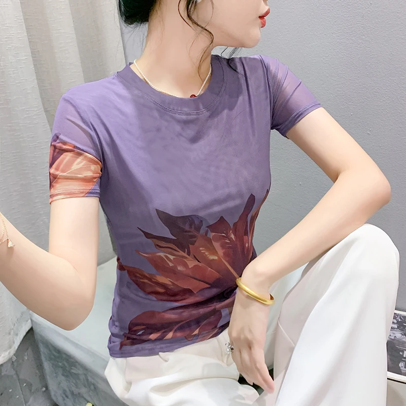 Женская футболка с круглым вырезом коротким рукавом и принтом в виде листьев