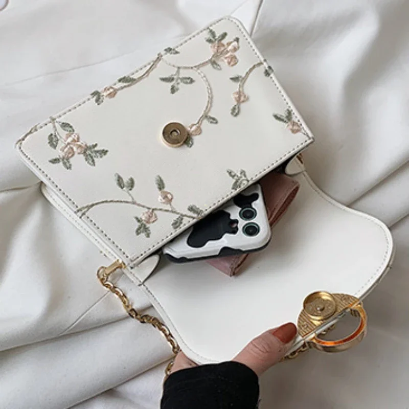 Женская сумка с бусинами в виде ракушек