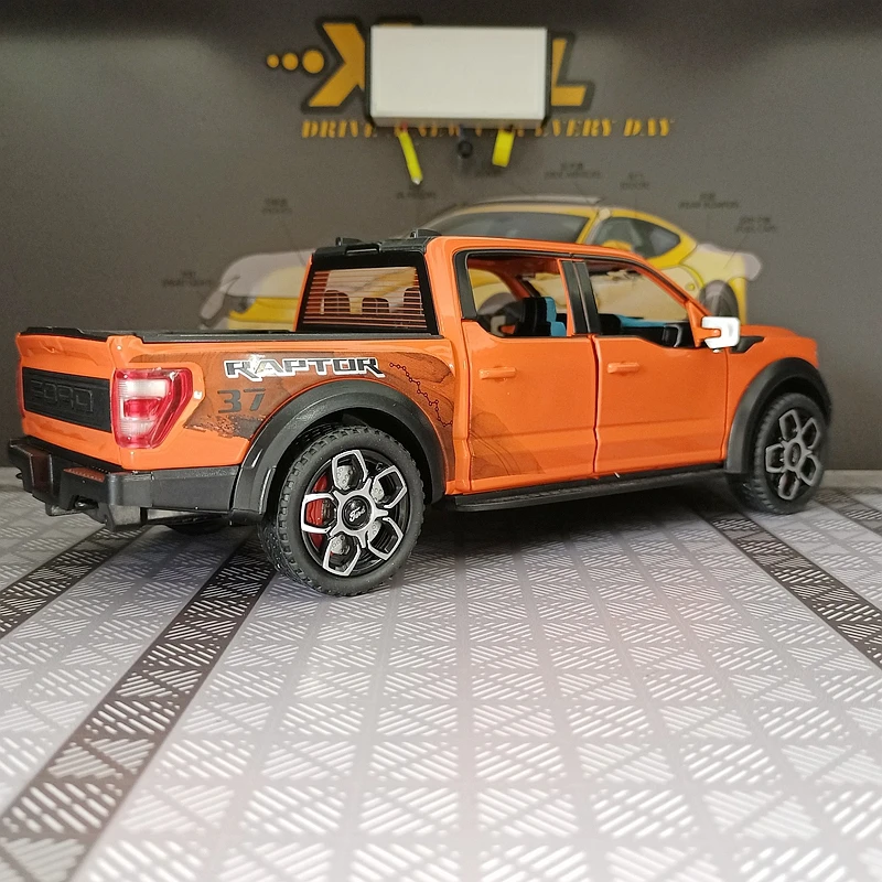 Фото Модель внедорожника Ford Raptor F-150 из сплава, масштаб 1:20, со звуковыми и световыми эффектами, открывающиеся двери с обеих сторон. №2