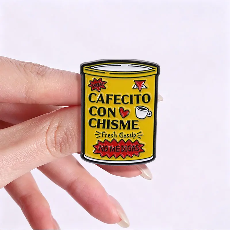 Фото Эмалевая брошь в испанском стиле: «Cafecito Con Chisme» — дизайн кофейной банки, украшение с цитатой «No Me Digas», аксессуар в стиле латиноамериканской культуры №4