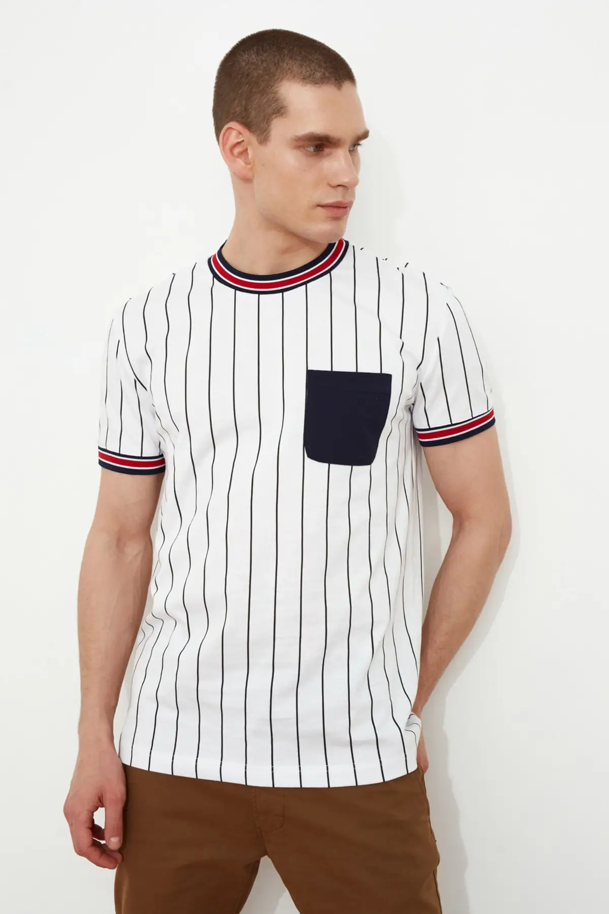 

Trendyol Men 'S Regular Fit T-Shirt TMNSS21TS1582