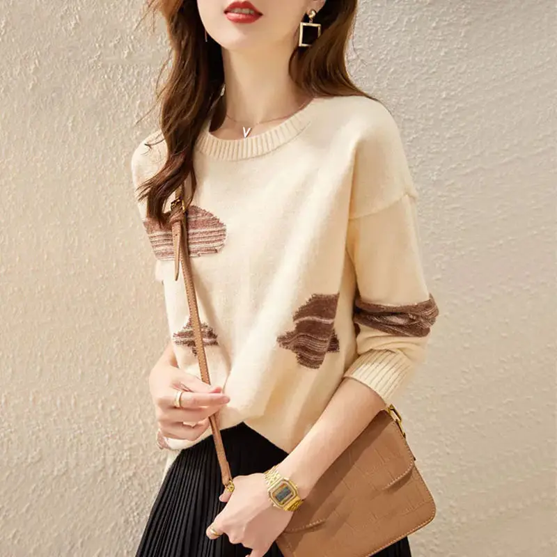 Женский трикотажный свитер контрастных цветов с круглым вырезом и длинным