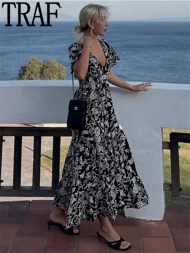 

Платье-миди черное с вышивкой и открытой спиной, с коротким рукавом