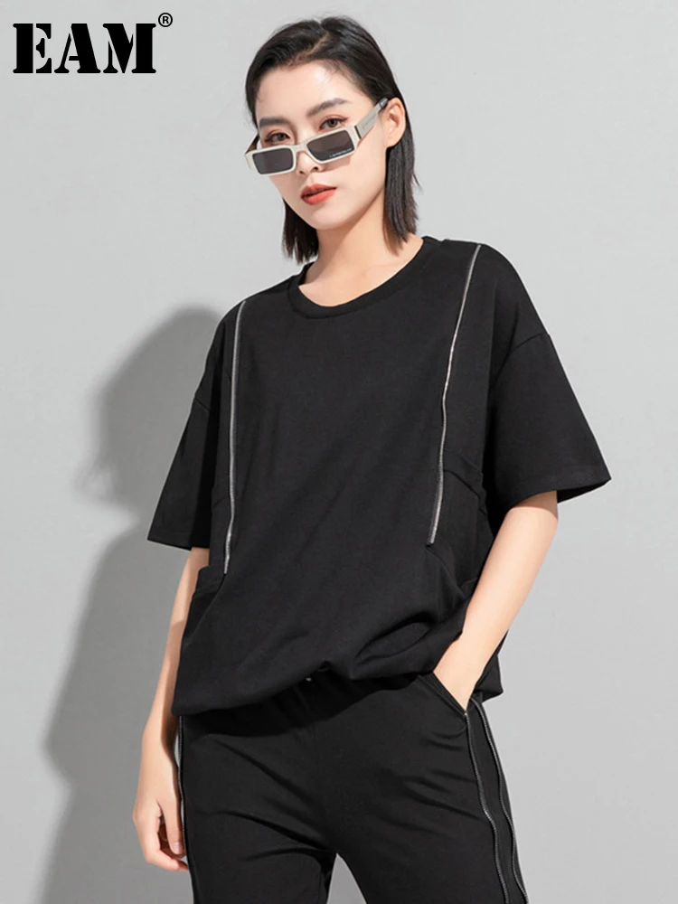 

[EAM] Women Black Pocket Zipper Big Size Casual T-shirt New Round Neck Half Sleeve Fashion Tide Spring Summer 2022 1DD9873