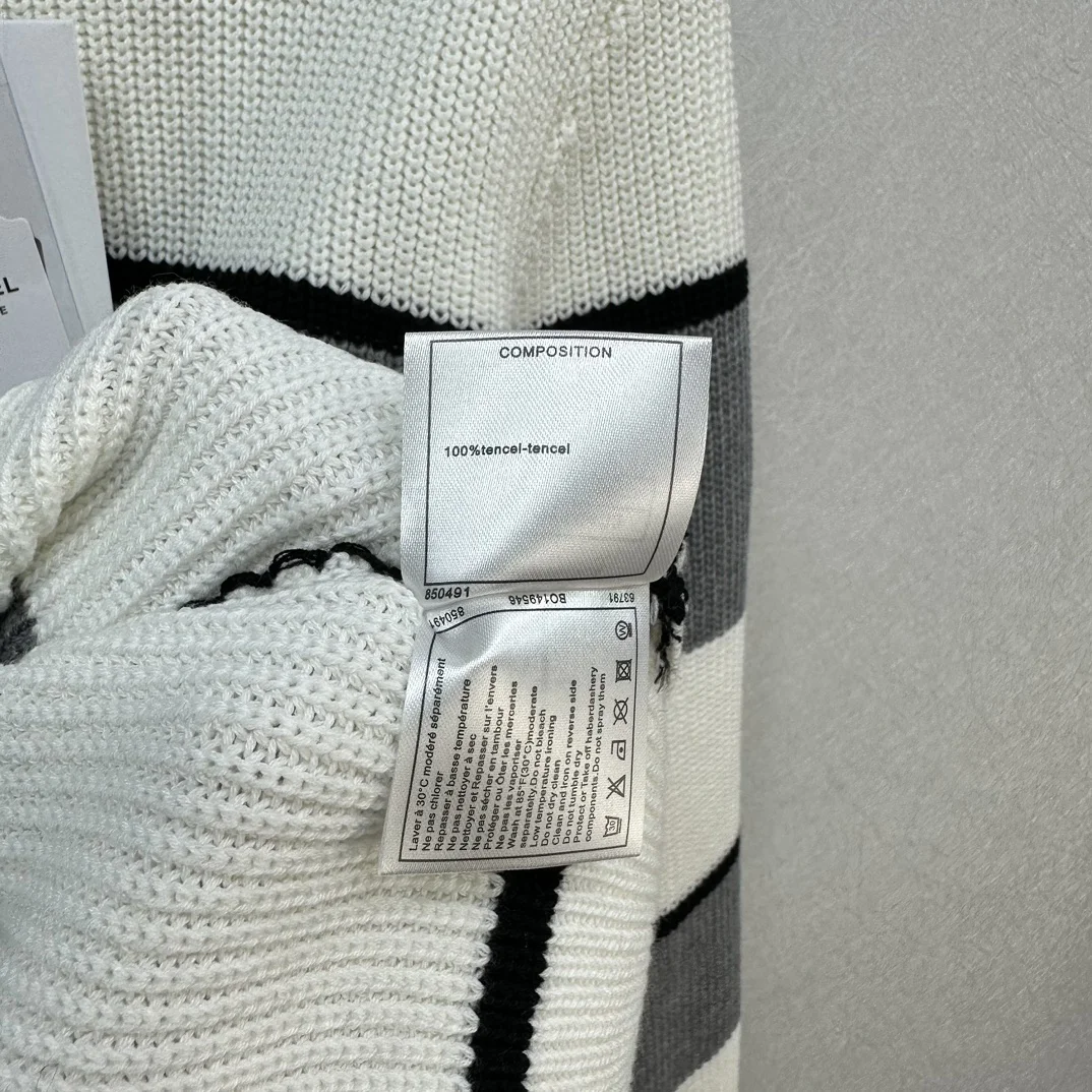 Рисунок 3 - Серо-белый полосатый пуловер