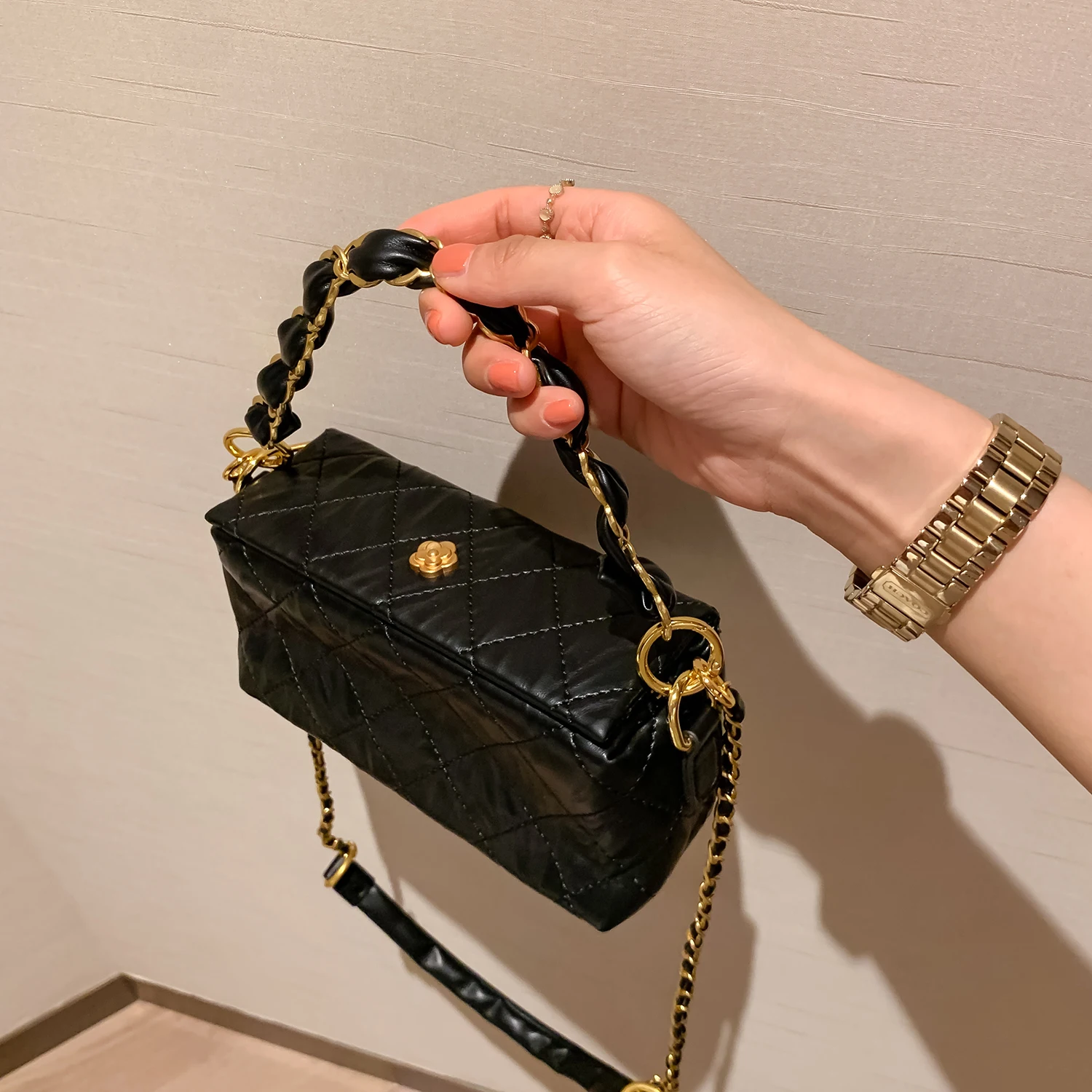 ΠΠ°ΡΠ΅ΡΡΠ²Π΅Π½Π½ΡΠ΅ ΡΡΠΌΠΊΠΈ ΡΠ΅ΡΠ΅Π· ΠΏΠ»Π΅ΡΠΎ ΠΈΠ· ΠΌΡΠ³ΠΊΠΎΠΉ ΠΊΠΎΠΆΠΈ Π΄Π»Ρ ΠΆΠ΅Π½ΡΠΈΠ½, Π½ΠΎΠ²ΡΠ΅ ΡΠΎΡΠΊΠΎΡΠ½ΡΠ΅ ΡΡΠΌΠΊΠΈ LadyCasual, Π΄ΠΈΠ·Π°ΠΉΠ½Π΅ΡΡΠΊΠ°Ρ ΡΡΠΌΠΊΠ°-ΡΠΎΡΡ, ΠΆΠ΅Π½ΡΠΊΠ°Ρ ΡΡΠΌΠΊΠ° ΠΠ°ΡΠ΅ΡΡΠ²Π΅Π½Π½ΡΠ΅ ΡΡΠΌΠΊΠΈ ΡΠ΅ΡΠ΅Π· ΠΏΠ»Π΅ΡΠΎ ΠΈΠ· ΠΌΡΠ³ΠΊΠΎΠΉ ΠΊΠΎΠΆΠΈ Π΄Π»Ρ ΠΆΠ΅Π½ΡΠΈΠ½, Π½ΠΎΠ²ΡΠ΅ ΡΠΎΡΠΊΠΎΡΠ½ΡΠ΅ ΡΡΠΌΠΊΠΈ LadyCasual, Π΄ΠΈΠ·Π°ΠΉΠ½Π΅ΡΡΠΊΠ°Ρ ΡΡΠΌΠΊΠ°-ΡΠΎΡΡ, ΠΆΠ΅Π½ΡΠΊΠ°Ρ ΡΡΠΌΠΊΠ°