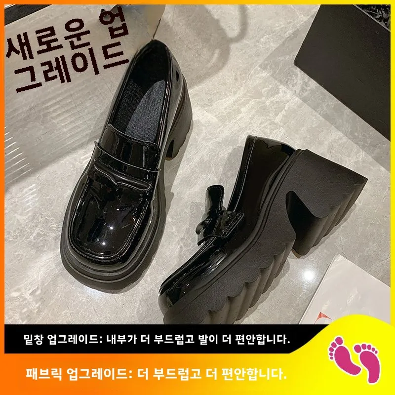 Черные маленькие кожаные туфли на высоком каблуке. Женские весенне-осенние