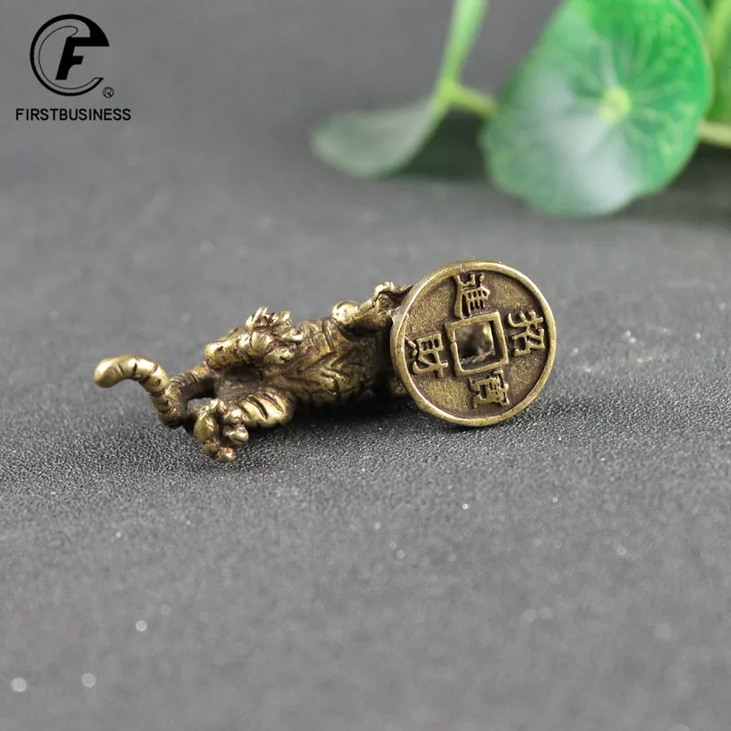 Ретро латунный Счастливый тигр статуэтка шага на монете Миниатюрный стол