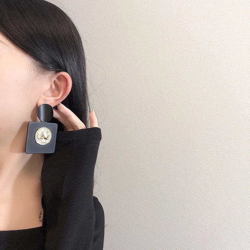 

U-Magical Cool Black Square Geometric Acrylic Dangle Earring for Women Exquisite Gold Circle Queen Portrait Earring Jewellery