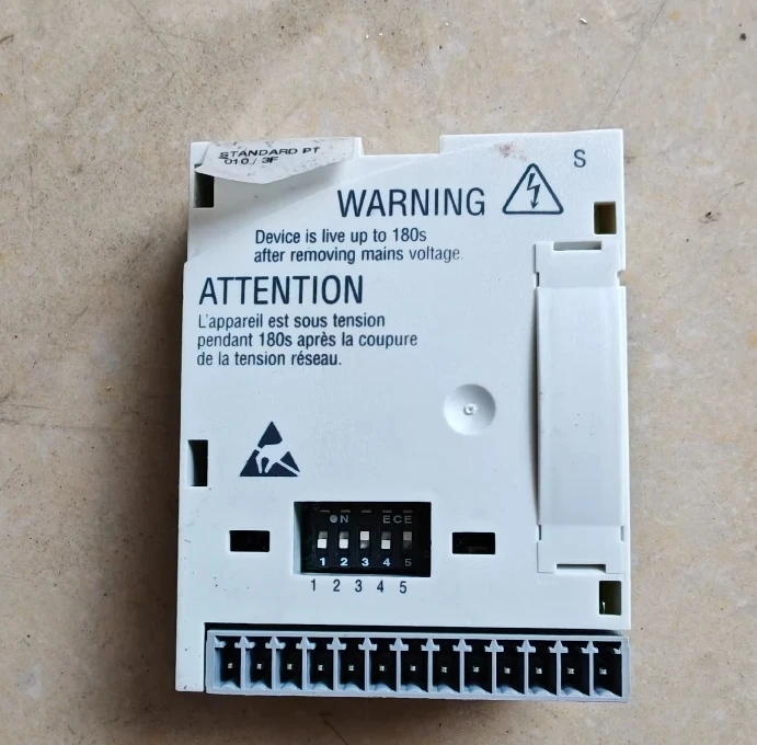 Разобранный модуль связи ввода-вывода инверторной шины Lenze E82ZAFSC010 Точечная