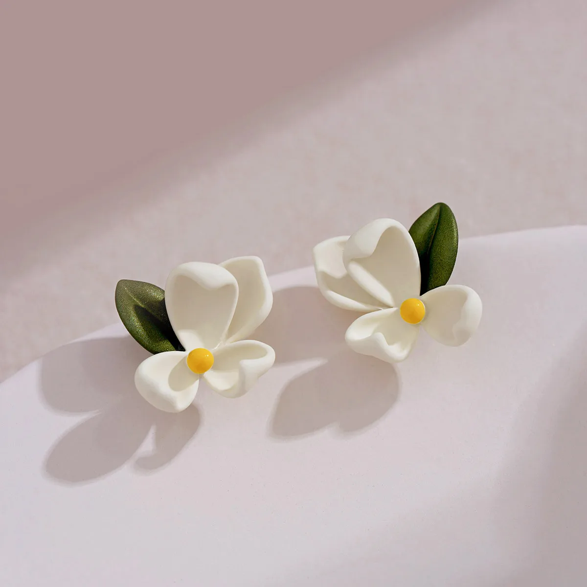 

Sweet Green Jasmine Floral Tulip Dangle Earrings for Women Cute Pearl Flower Piercing Drop Earrings Jewelry Accessories 진주 드롭귀걸이
