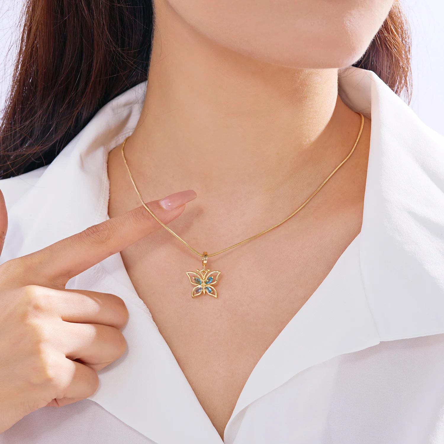 Женское ожерелье с подвеской-бабочкой золотистого цвета