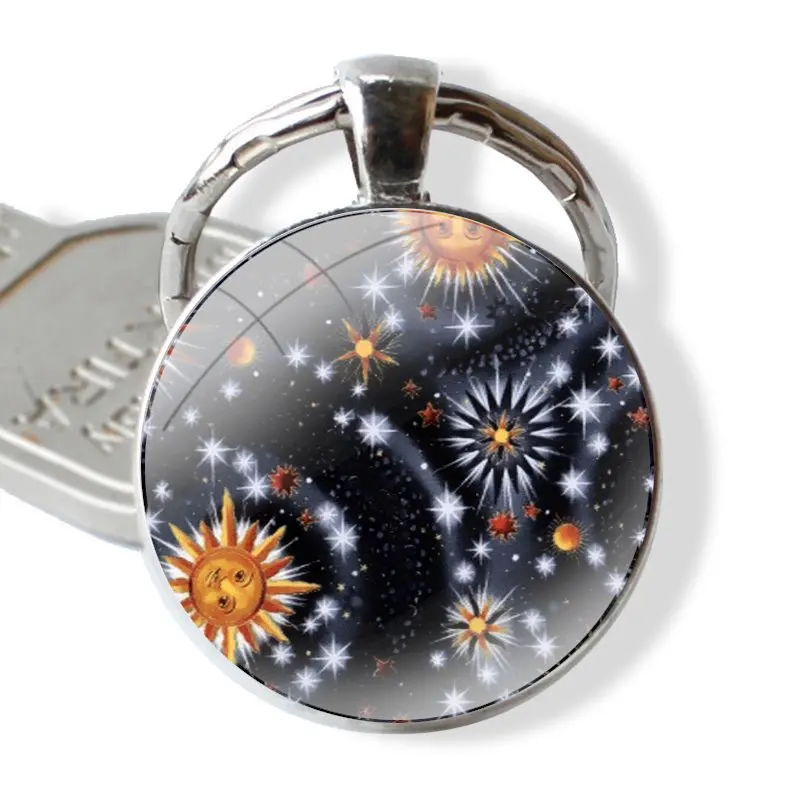 Цепочка для ключей с подвеской в виде Солнца и Луны