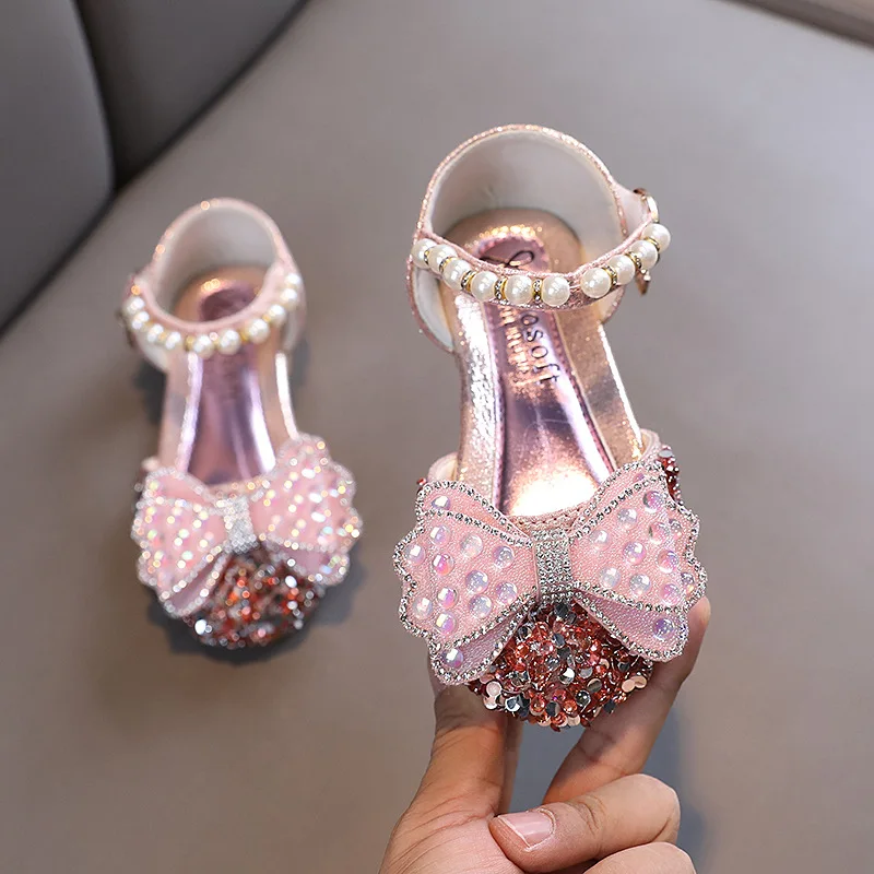 

Летние сандалии для девочек, легкие и удобные, блестящие, на мягкой подошве, с жемчугом, для принцессы, летняя пляжная обувь