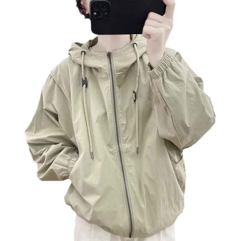 Куртка женская укороченная с воротником-стойкой и капюшоном