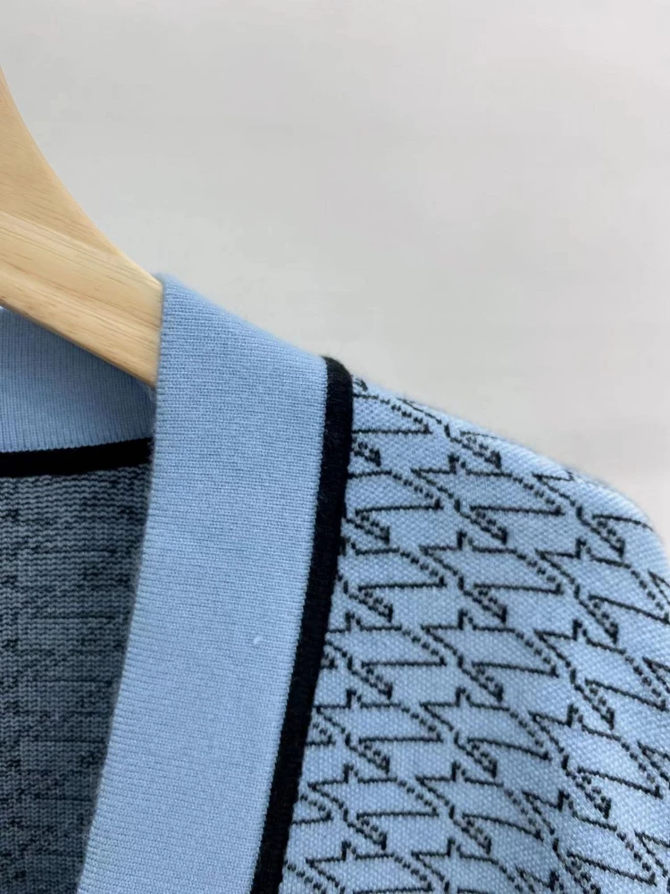 

2022 Autumn New Style Contrast Color Pattern Jacquard V-neck Knitted Cardigan Sweater Jacket Women