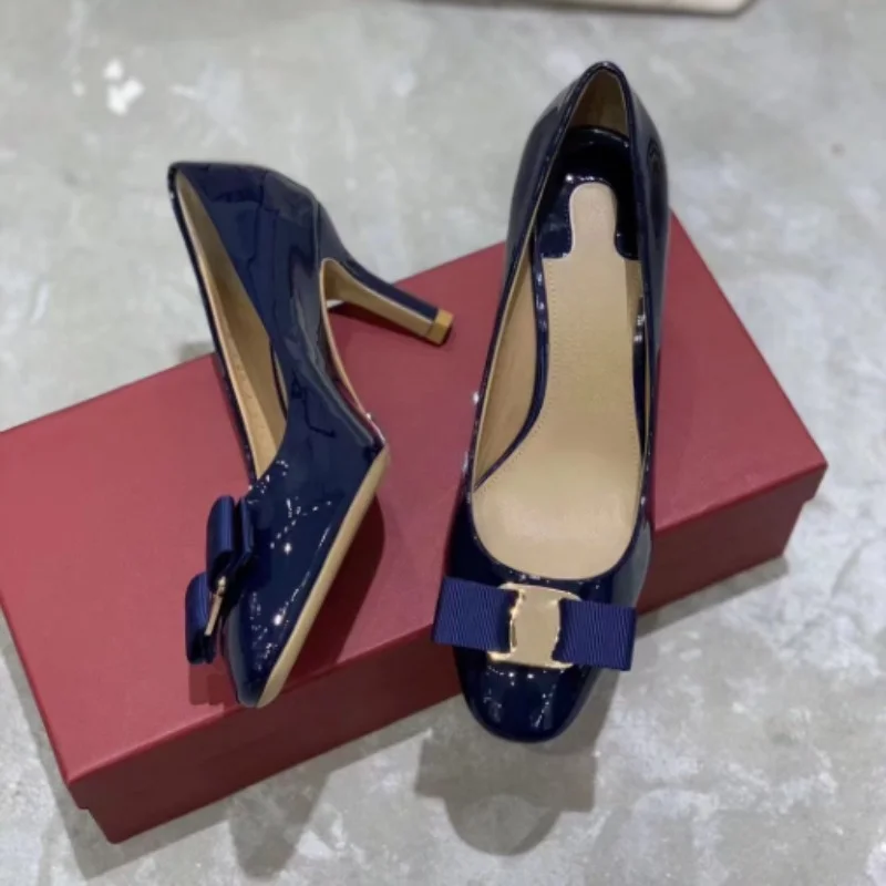 2023 New Round Head Bow Fabric Buckle Middle Heel Low Heel Lacquer Leather Solid Color Shining Comfortable Single Shoe Women