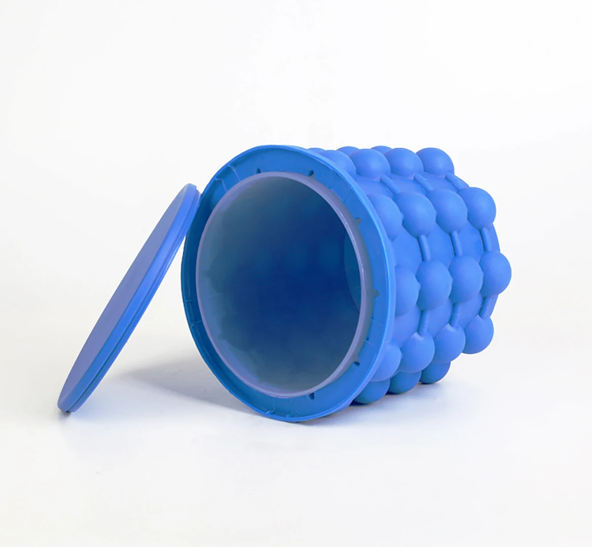 

Silicone Ice Bucket and Ice Mold with Lid for Freezing Whiskey, Cocktails, Drinks, Portable Silicone Ice Maker