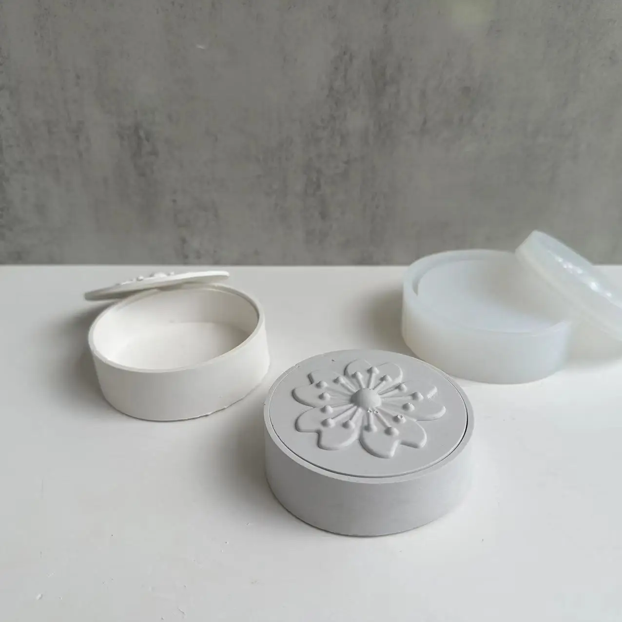 

Cute Cherry Blossom Candle Cup Gypsum Silicone Mold Round Jewelry Storage Box Resin Mould DIY Storage Jar Tank Mould Home Decor