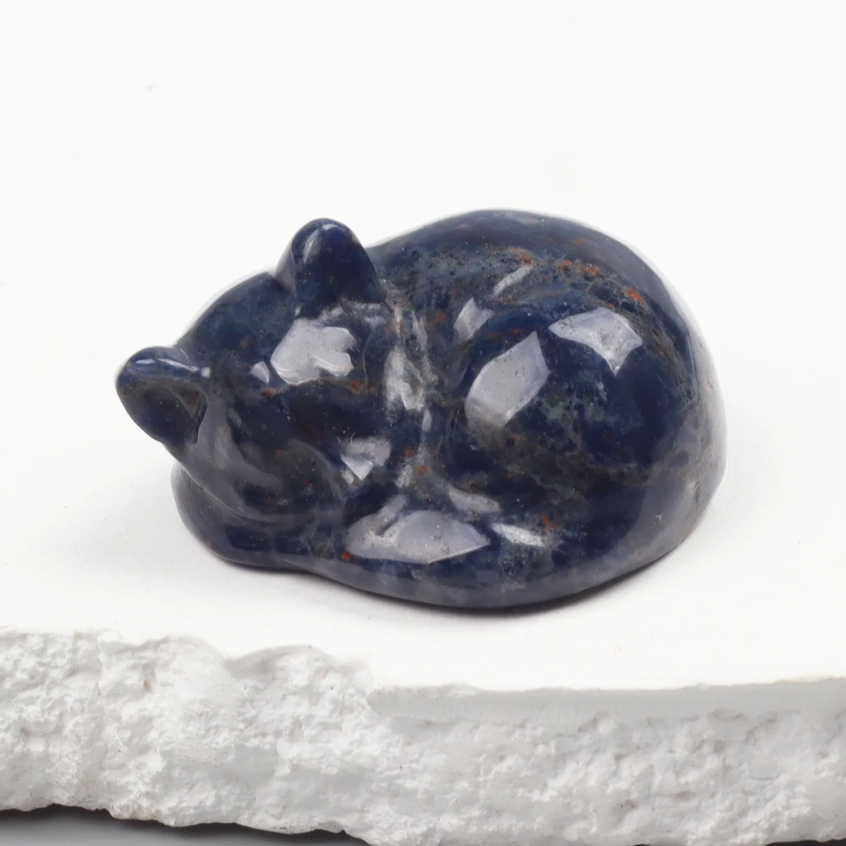 

Фигурки спящих кошек из камня